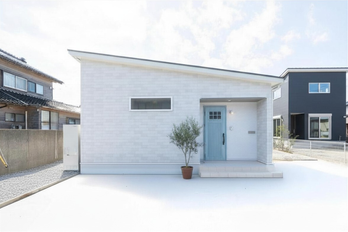 アイスブルーの玄関ドアが印象的な、爽やかな佇まいの平屋