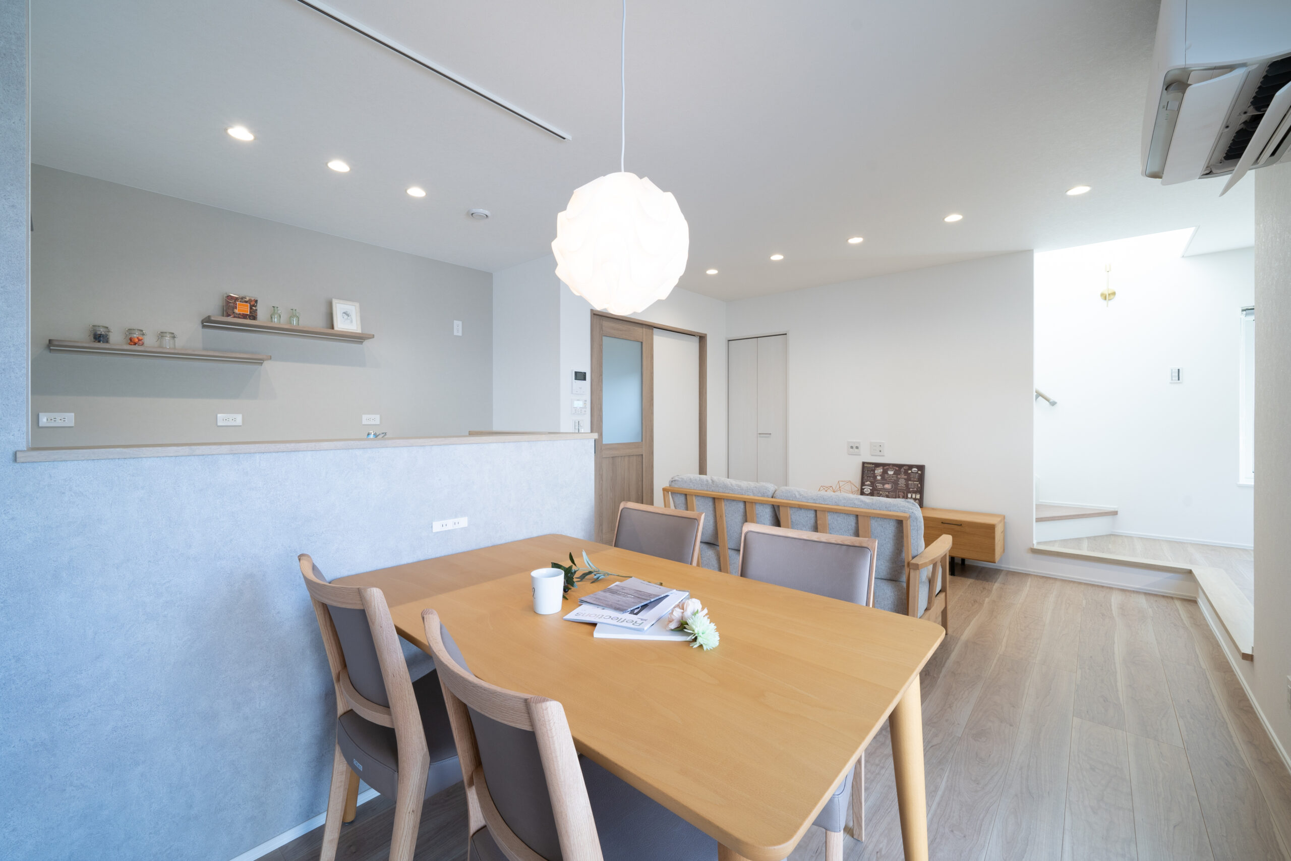 くすみカラーが彩る やさしく洗練された住まい