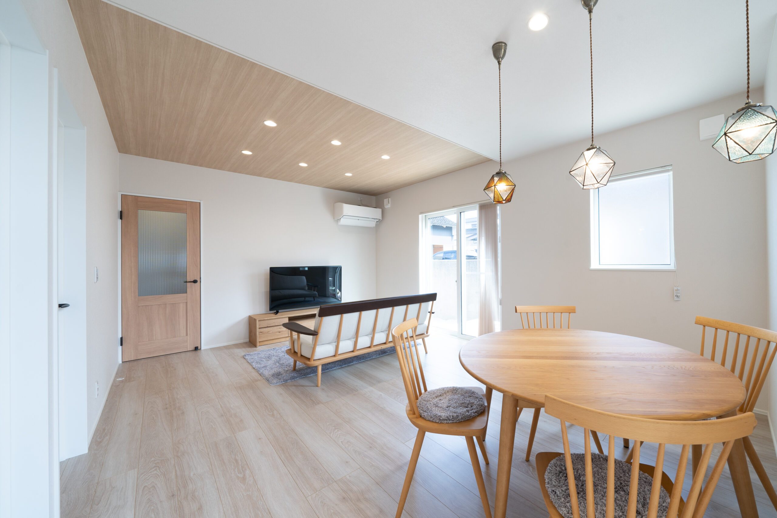 アイスブルーの玄関が迎える 爽やかな平屋暮らし