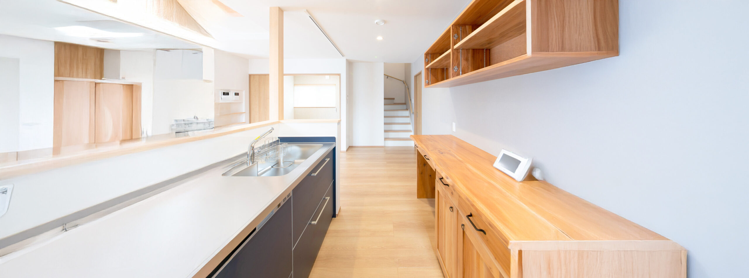 太陽光搭載、梁の見える明るいリビングのお家