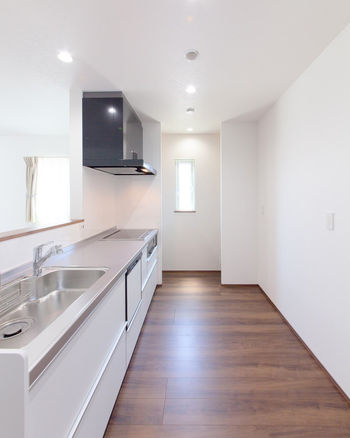 明るいカウンターで作業も勉強もはかどるお家