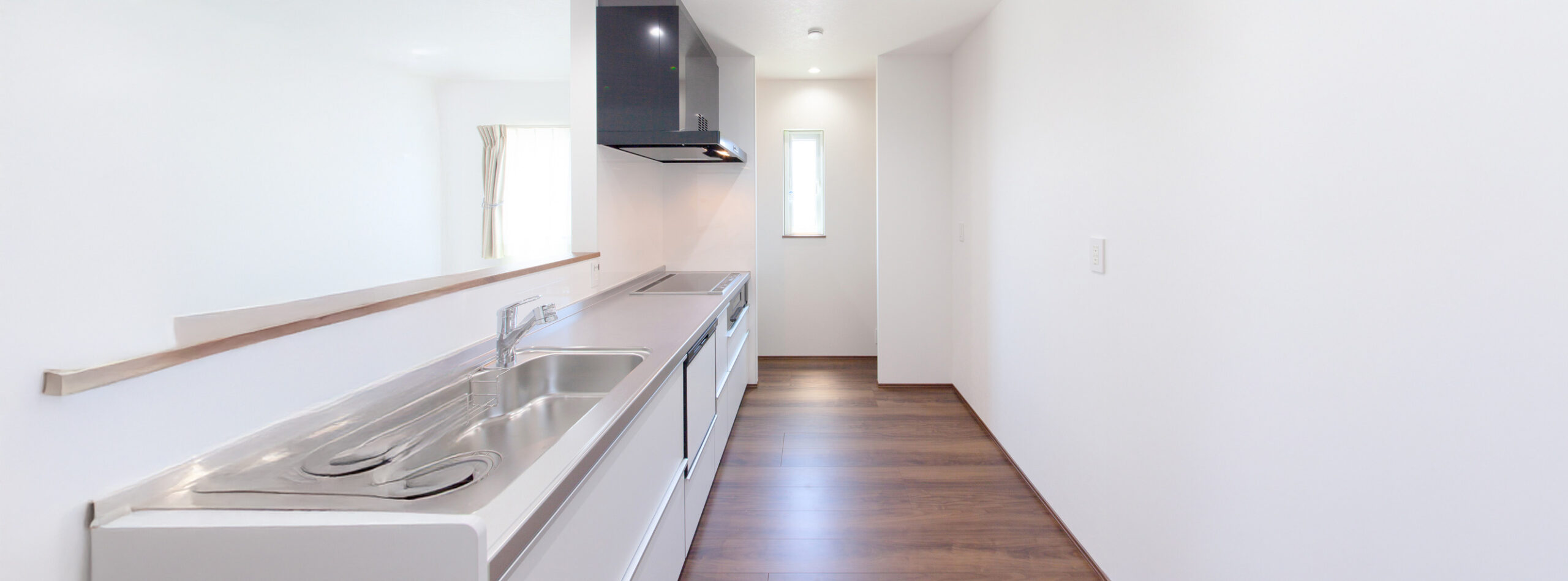 明るいカウンターで作業も勉強もはかどるお家