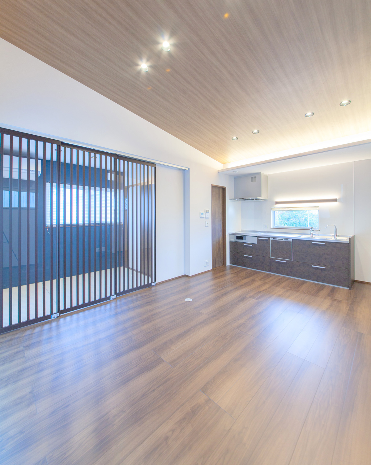 ウッドデッキを囲んだ4層構造、こだわり空間のお家