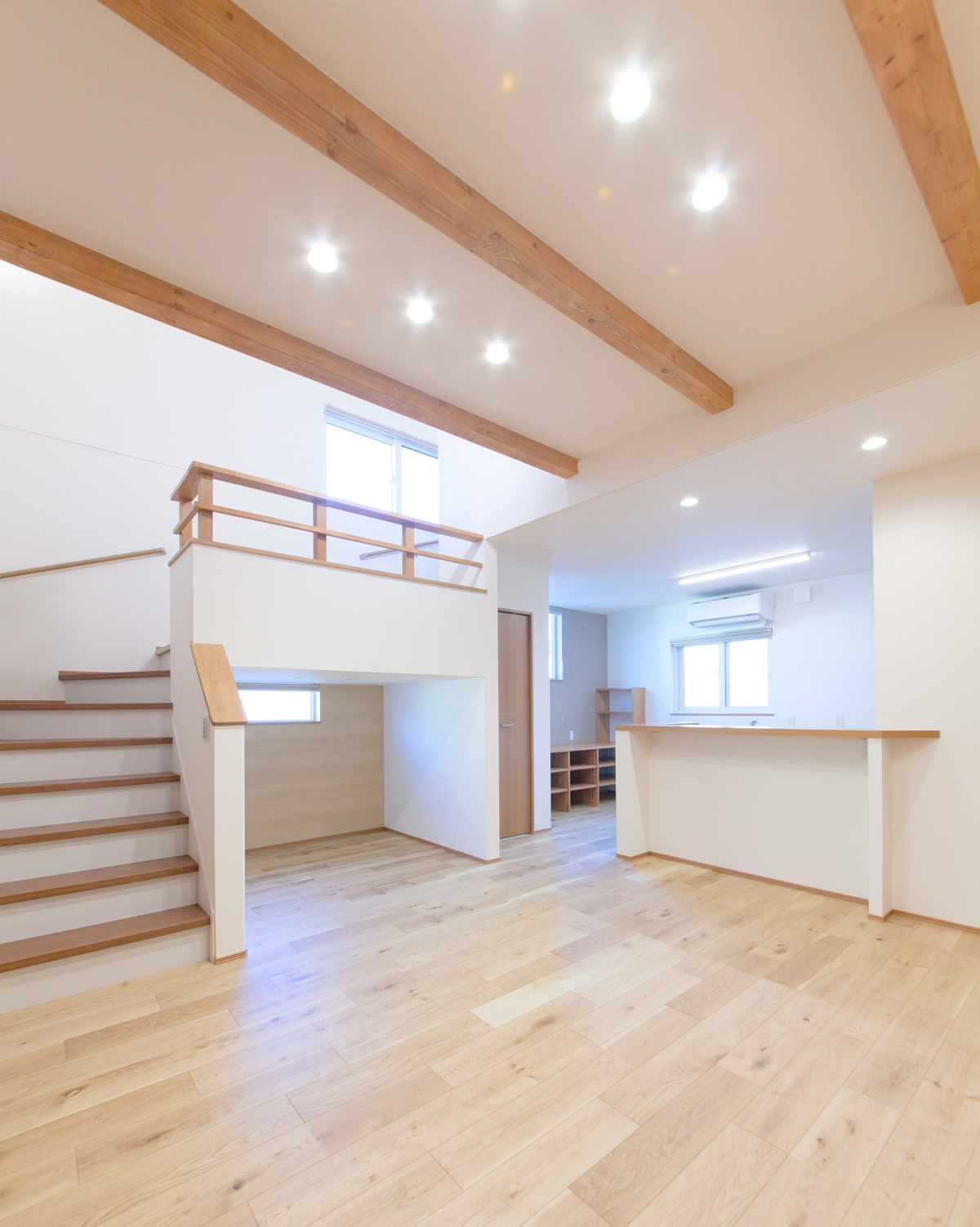 暮らしやすい家事動線で明るい光が入るリビングのお家