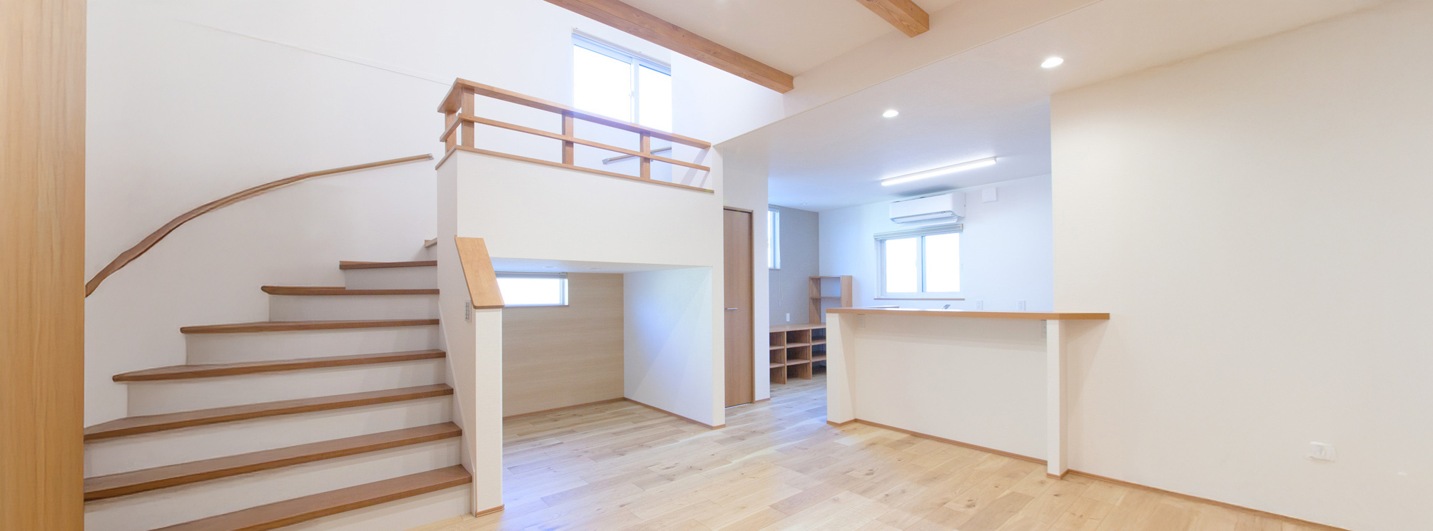 暮らしやすい家事動線で明るい光が入るリビングのお家