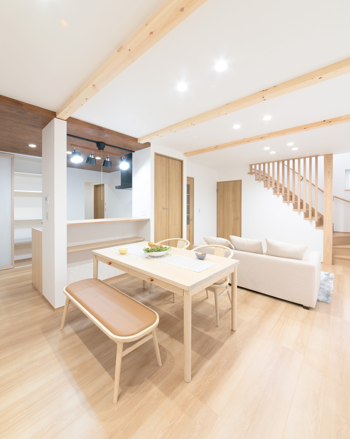 3方向からキッチンに入れる動線ばっちりのお家