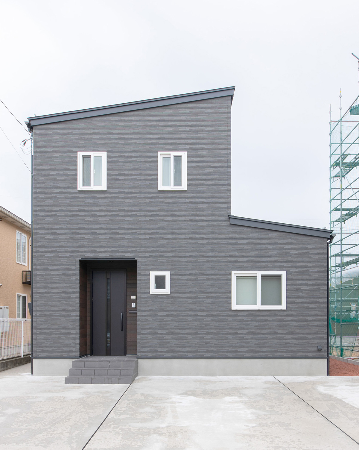 モノトーンで統一されたお洒落でコンパクトなお家