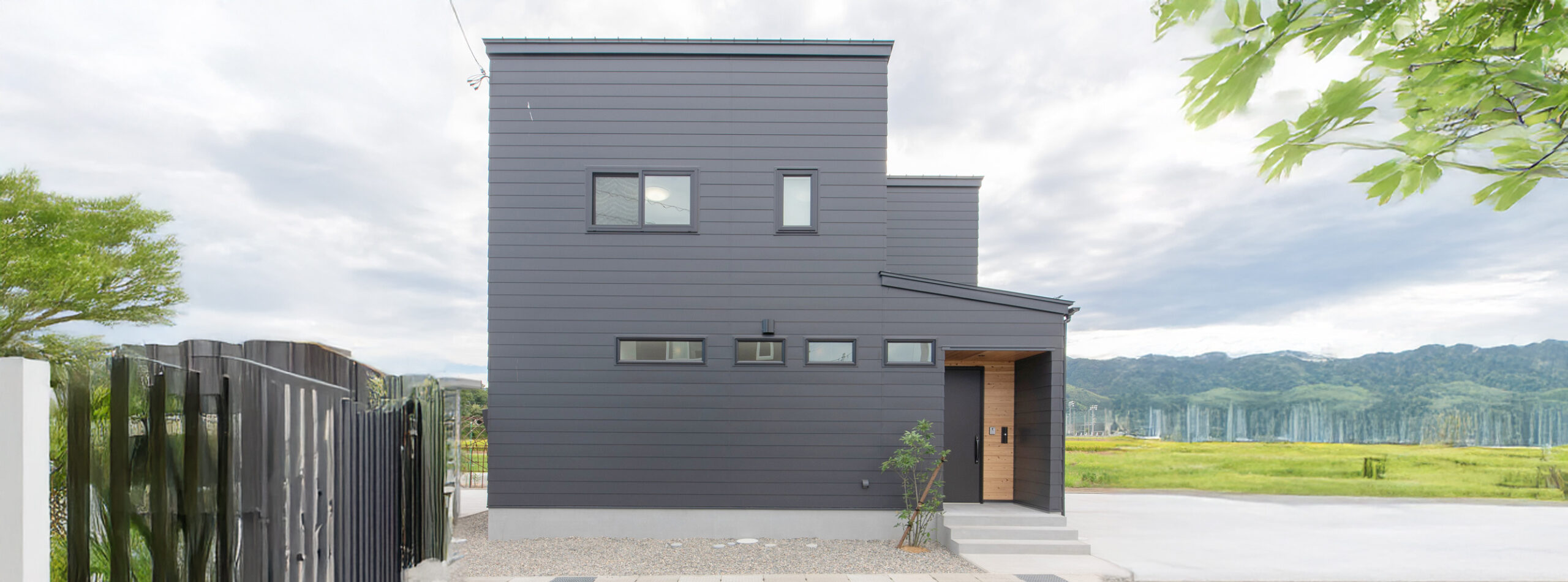 ガルバリウムとアイアンのスタイリッシュなお家