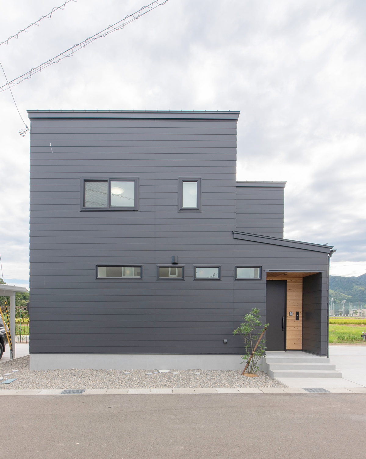 ガルバリウムとアイアンのスタイリッシュなお家