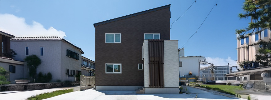 どこでも家族の団欒を楽しめる吹抜け回廊のある家