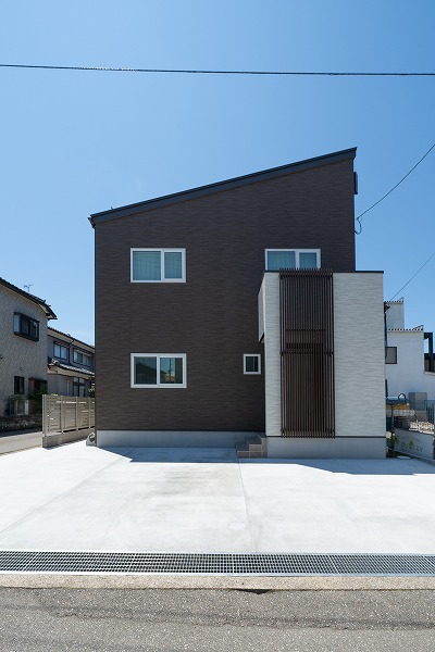 どこでも家族の団欒を楽しめる吹抜け回廊のある家