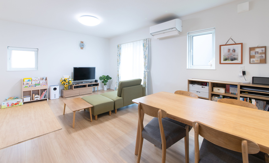 収納量たっぷり！明るい光を取り込める開放的なLDKのお家