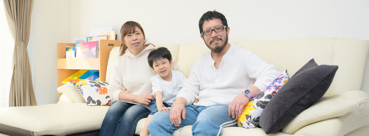 南に面したリビングに吹き抜けから陽光が降り注ぐ開放空間の家