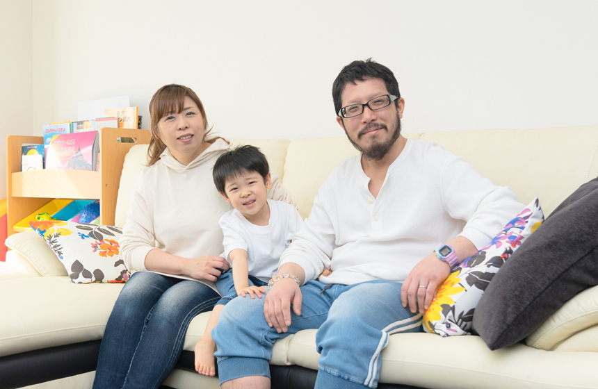 南に面したリビングに吹き抜けから陽光が降り注ぐ開放空間の家