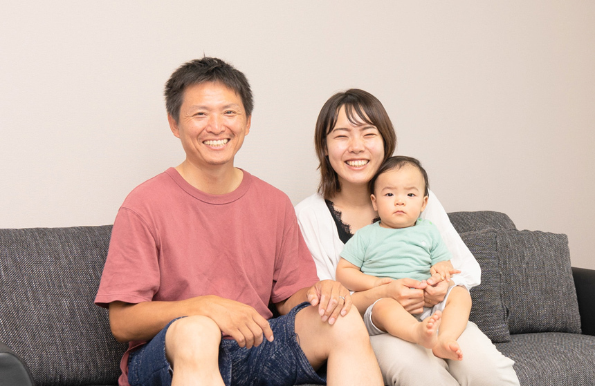 ダークトーンにこだわった内装とガルバリウム外壁の家