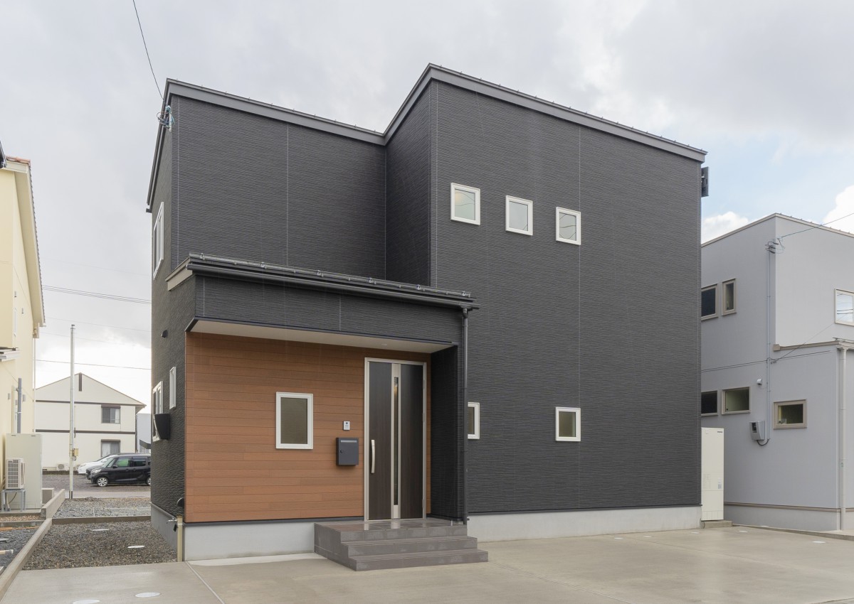 ナチュラルな木調とグレーが可愛い、優しい風合いのお家