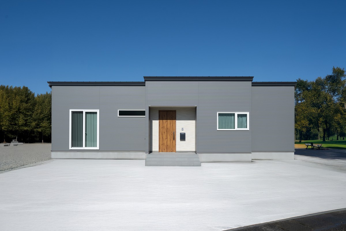 やさしい色に包まれて、心地よく整う。グレージュトーンの上質な平屋暮らし