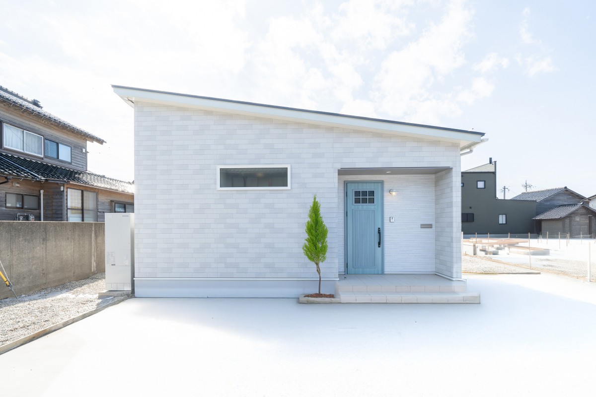 アイスブルーの玄関ドアがアクセントの爽やかで可愛い印象の平屋