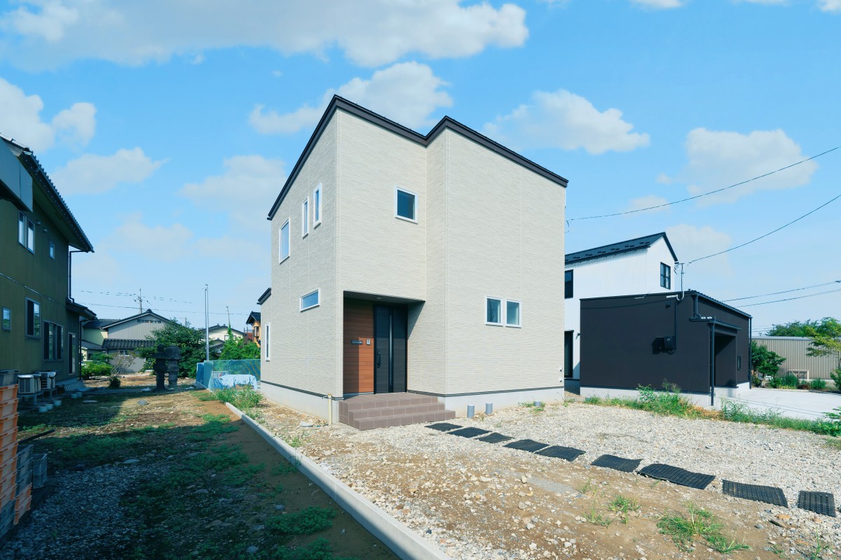 くすみカラーを巧みに取り入れた可愛らしさと洗練された雰囲気の家