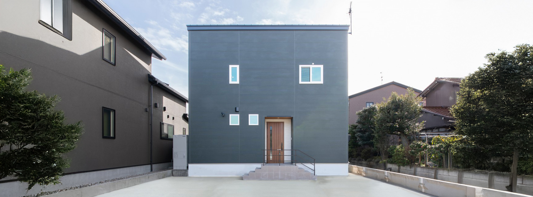 吹抜けから光溢れる、ひろびろ空間リビングのお家