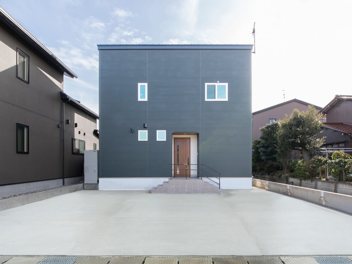 吹抜けから光溢れる、ひろびろ空間リビングのお家