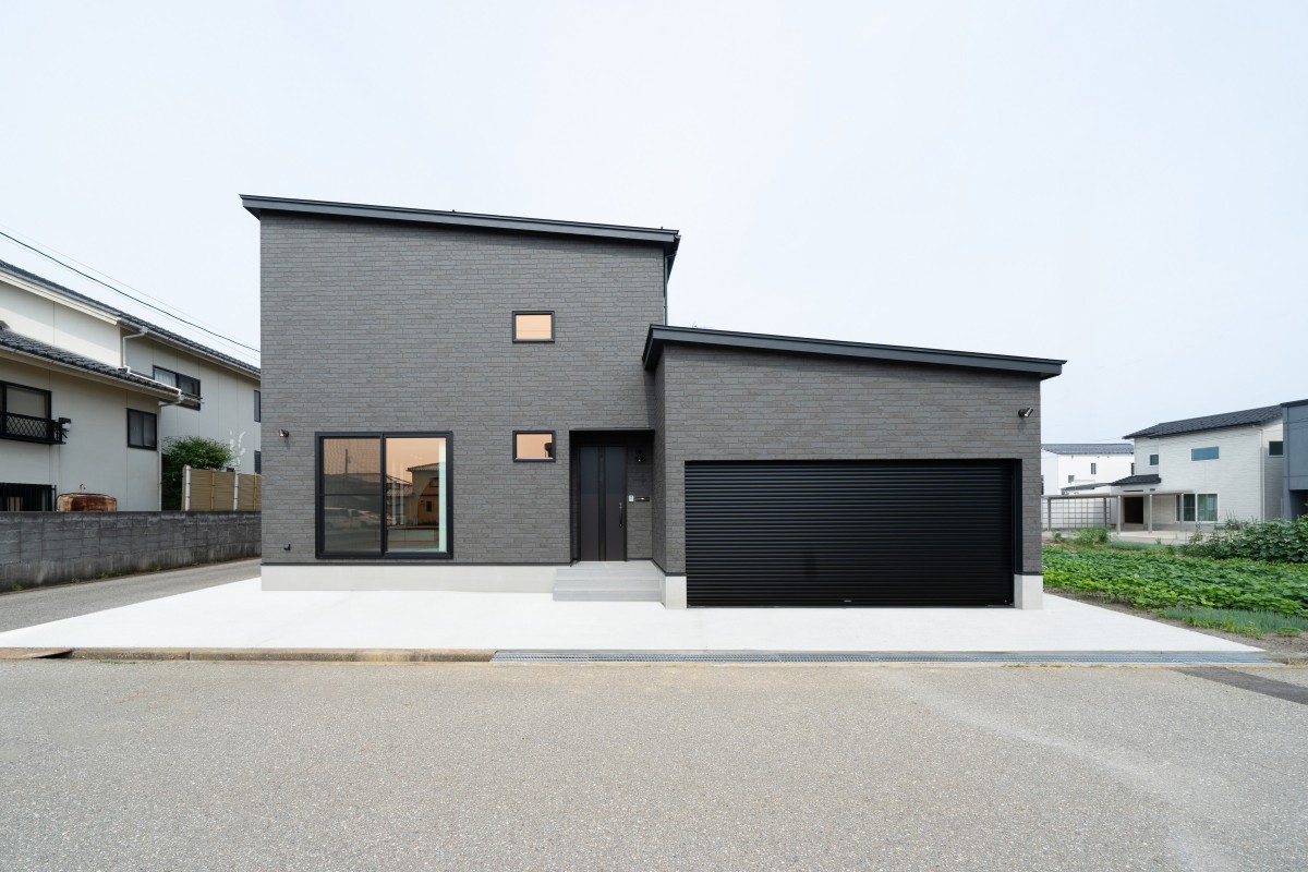 白を基調としたシンプルなデザインと、趣味も楽しむインナーガレージのある家