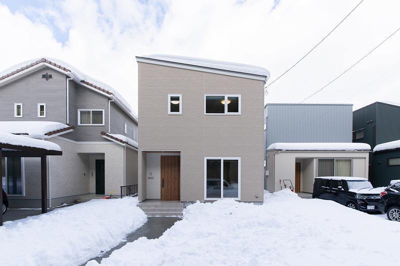 大きな吹抜がつなぐ親子の特別な空間のある家