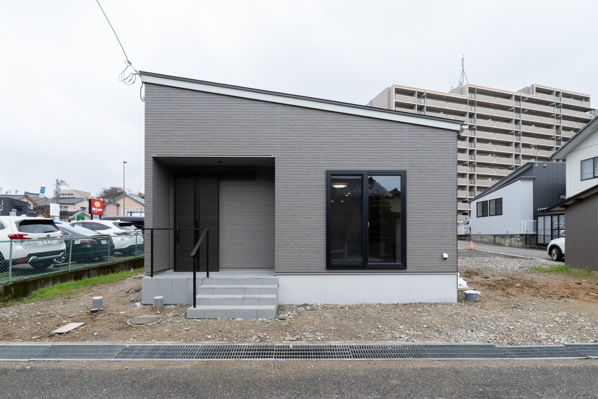 自然とキッチンに家族が集まる平屋の家