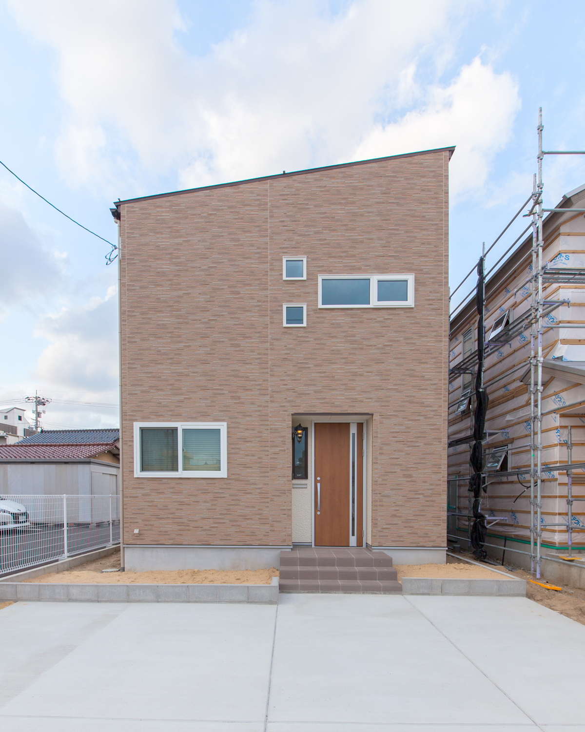 長く安心して住まえる　オープン階段と無垢床リビングの家