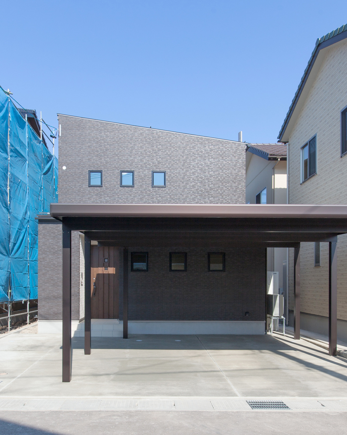 大きな窓から光がこぼれる家族時間を楽しむ家