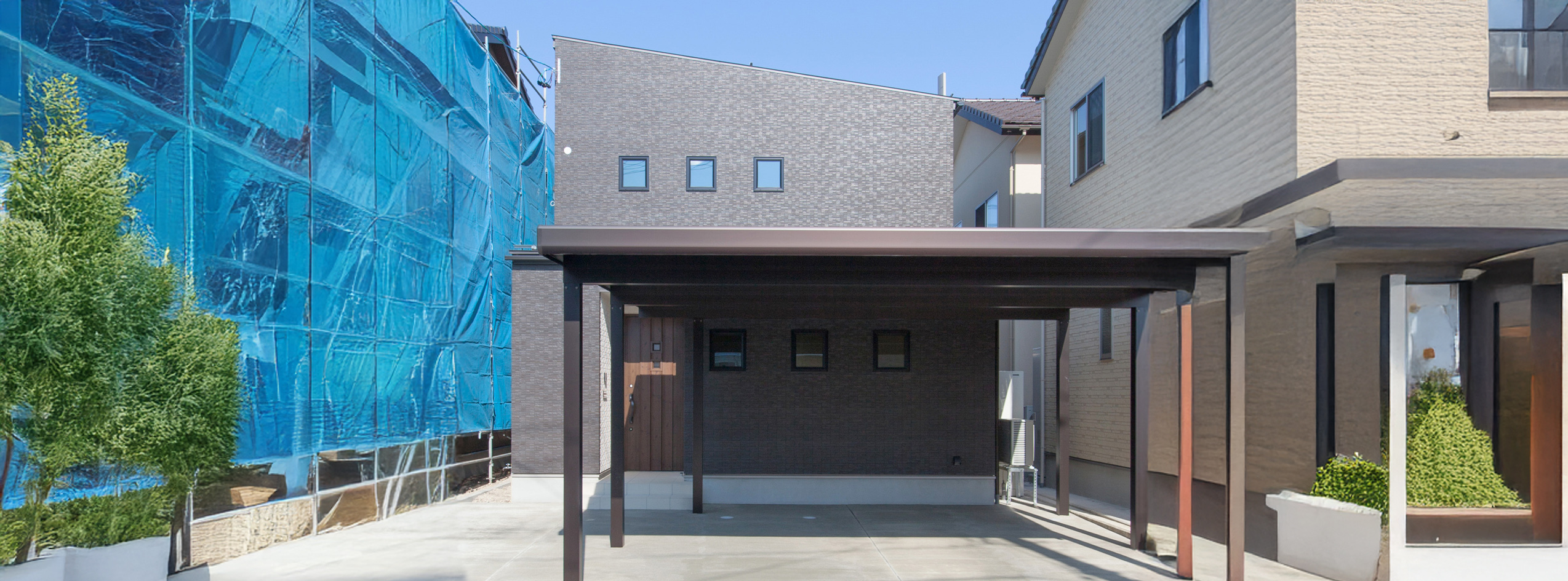 大きな窓から光がこぼれる家族時間を楽しむ家