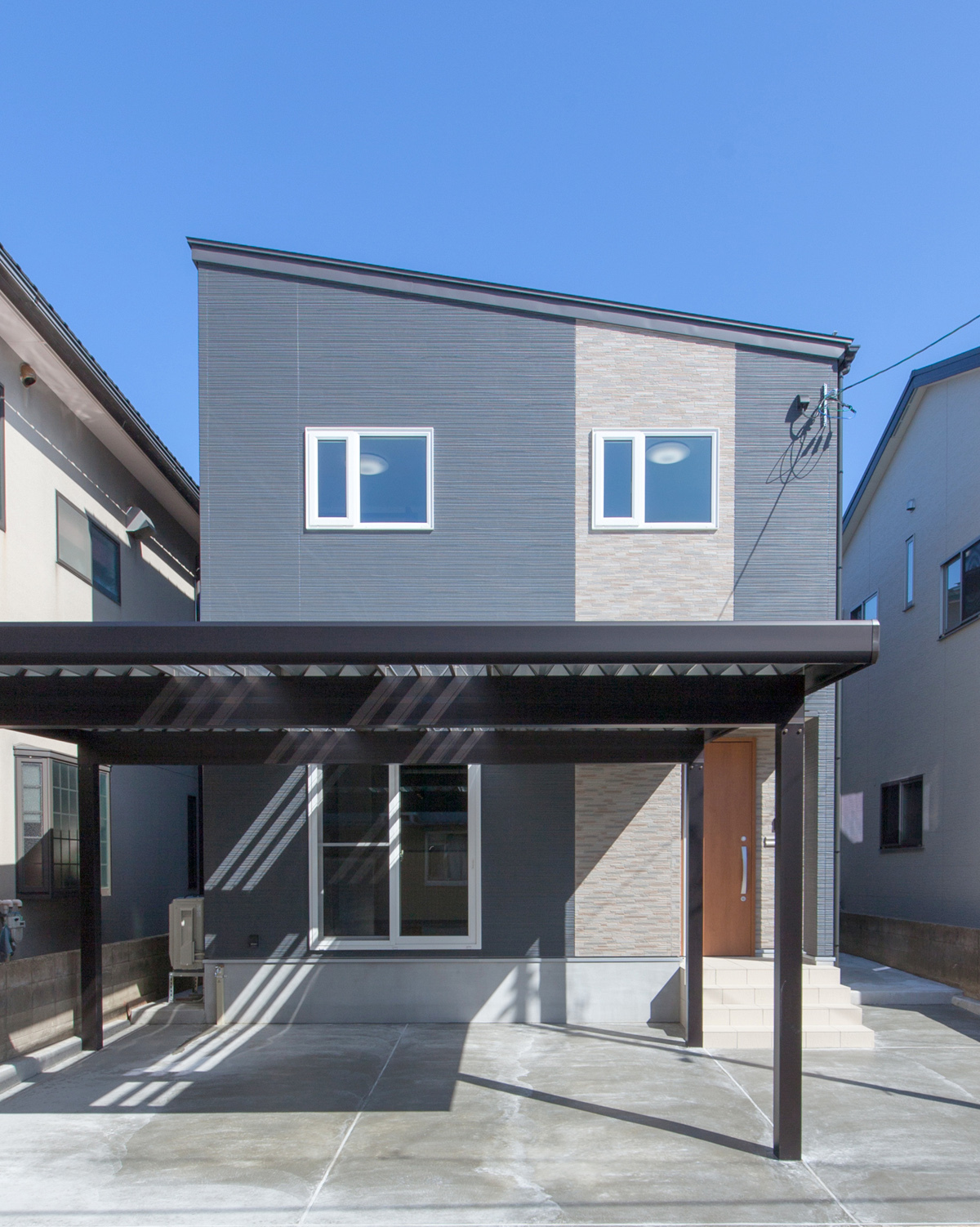 スキップフロアが光と家族をつなぐシンプル＆スタイリッシュインテリアの家