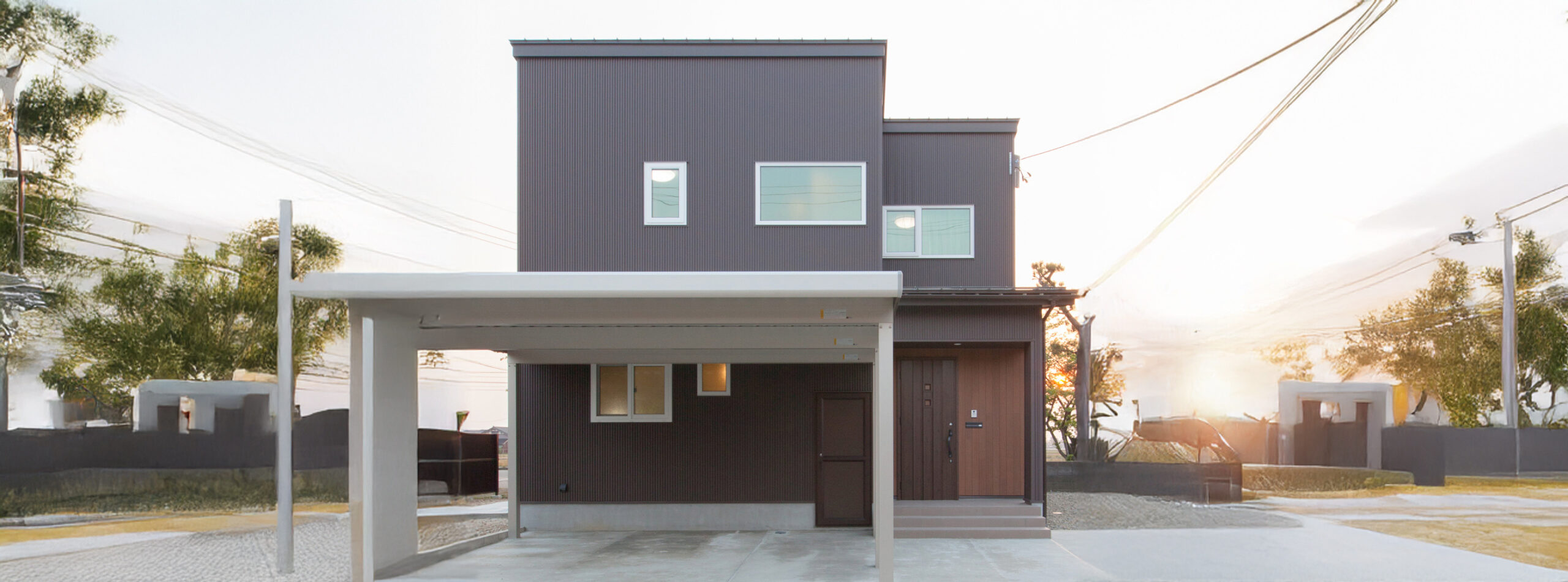 くつろぎの無垢フロアリビングと小上りの畳コーナーのある家