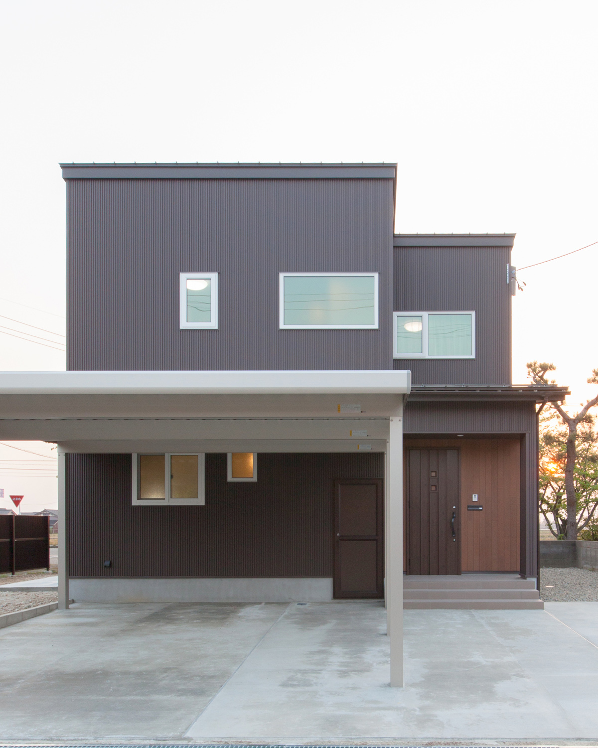 くつろぎの無垢フロアリビングと小上りの畳コーナーのある家