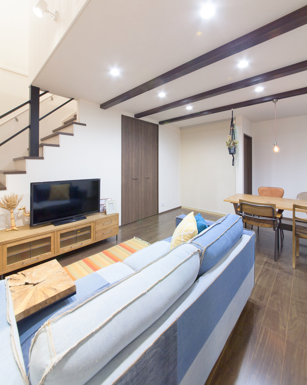 明るい吹き抜けのあるヴィンテージ風の家