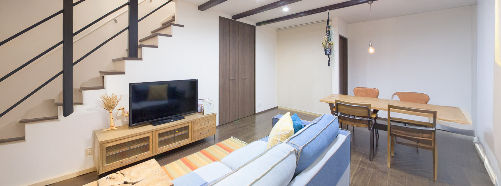 明るい吹き抜けのあるヴィンテージ風の家