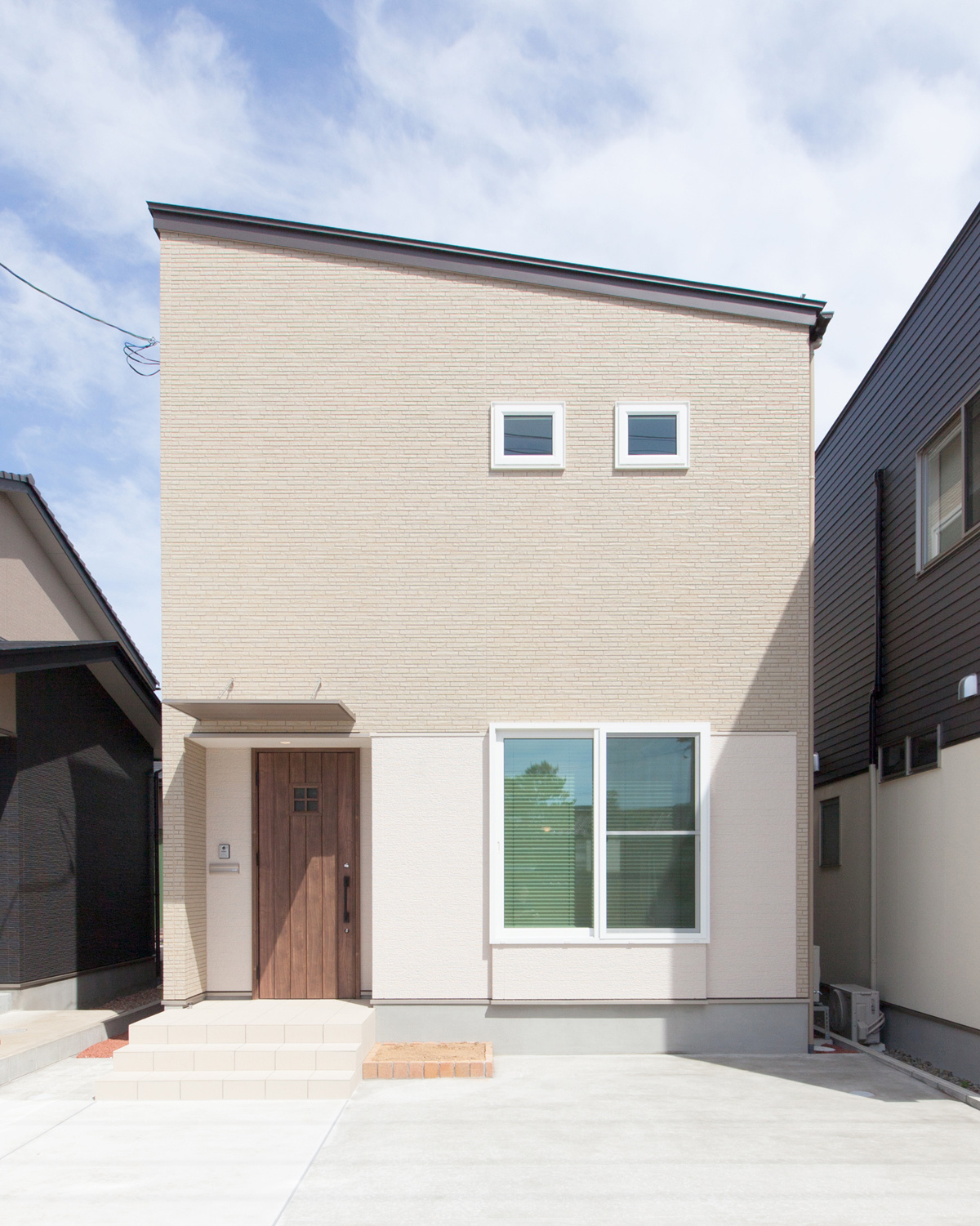 水色のアクセントがかわいい、白を基調とした明るい家