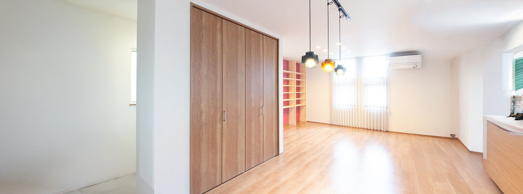 ゆったり2階LDKの、吊り下げライトが素敵なお家