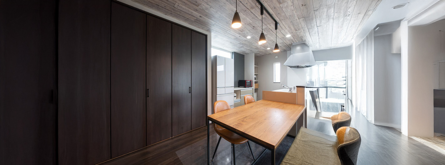 二つのWICで収納たっぷり、アクセントクロスの効いたLDKのお家