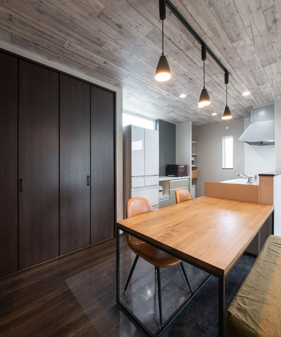 二つのWICで収納たっぷり、アクセントクロスの効いたLDKのお家