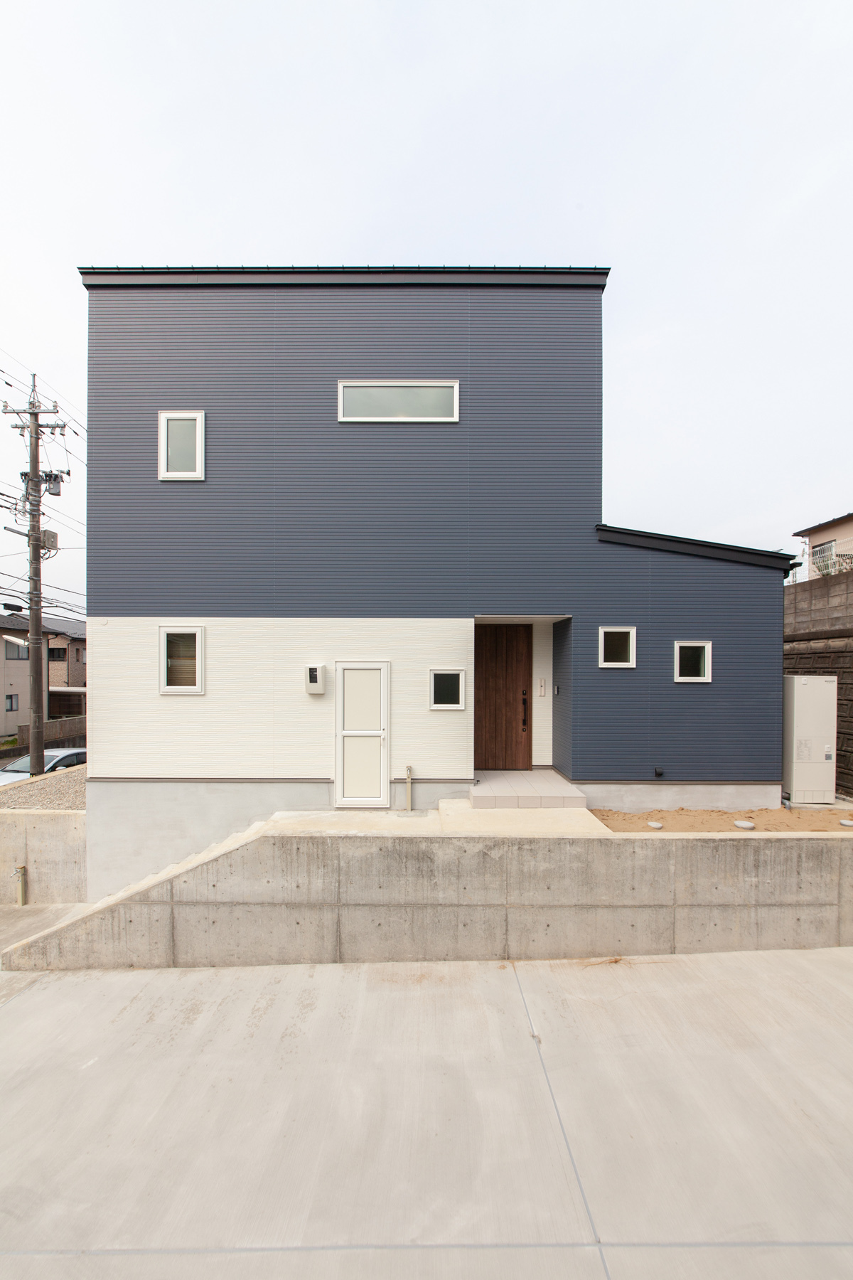 爽やかなブルーが目を引くお家