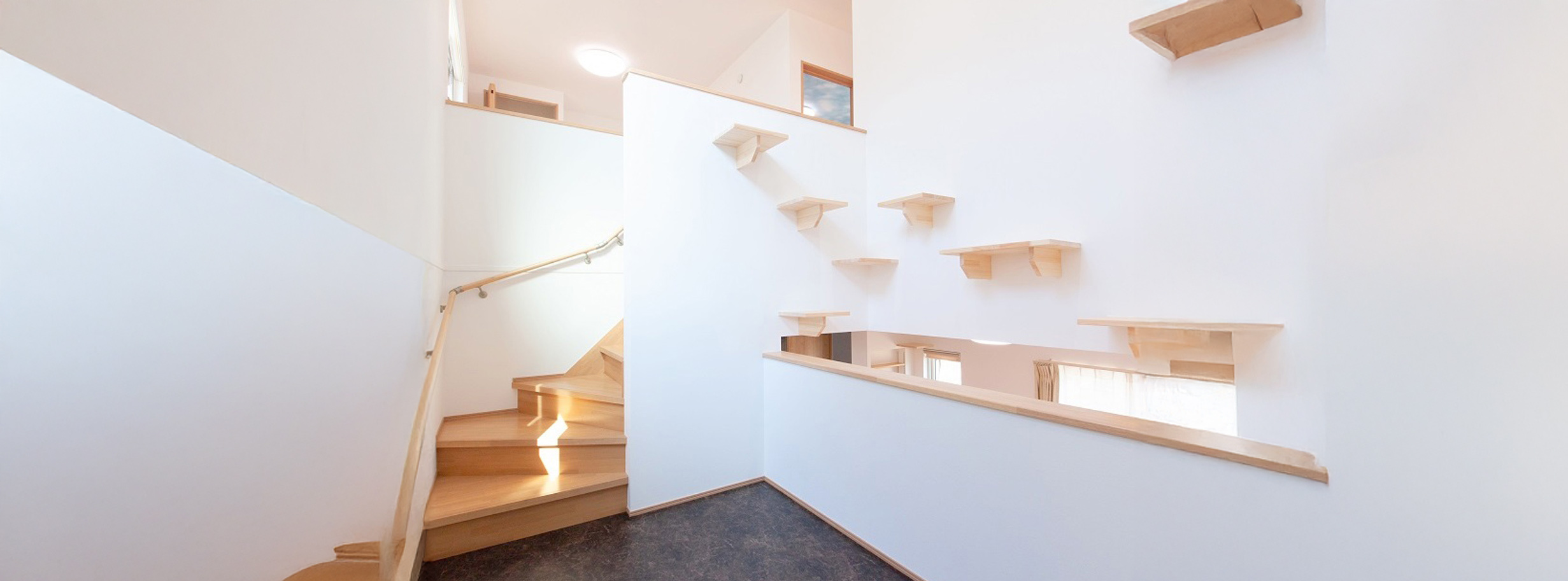 吹き抜けにキャットウォーク設置の猫も楽しい明るいお家