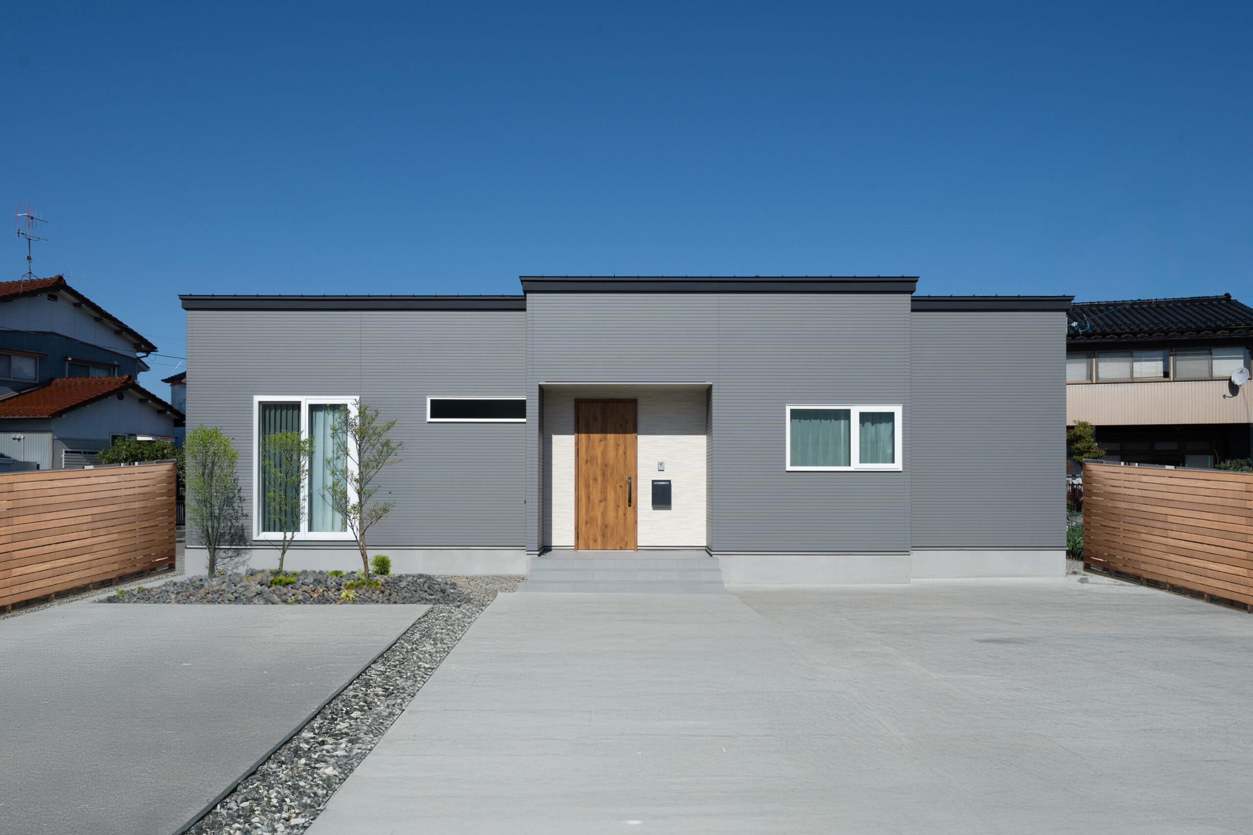 やさしい色に包まれて、心地よく整う。グレージュトーンの上質な平屋暮らし