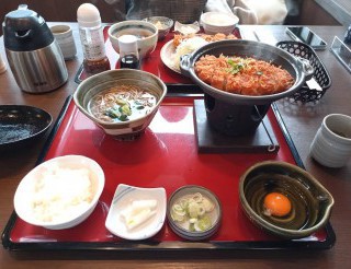 何食べよっか…